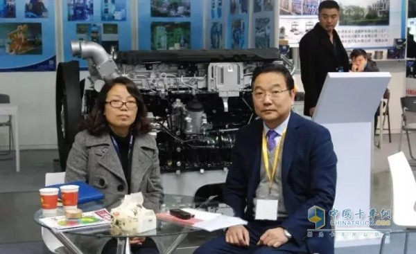 Shi Guojian, Deputy Secretary of Party Committee of China National Heavy Duty Truck Group Hangzhou Engine Sales Co., Ltd. (right)