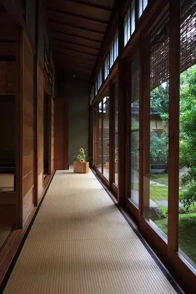 Minimalistic decorative techniques