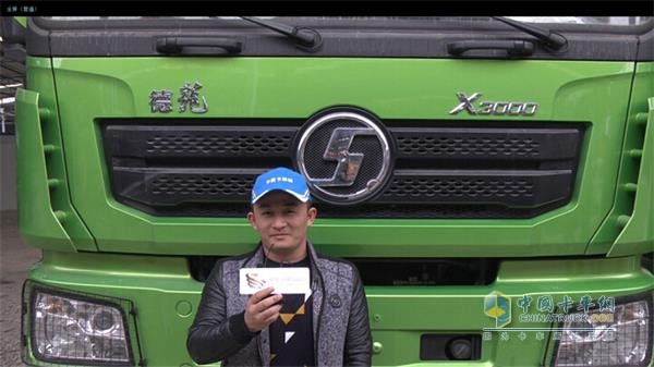 Wang Tingsong took a photo with Shaanxi Steam Dump Truck