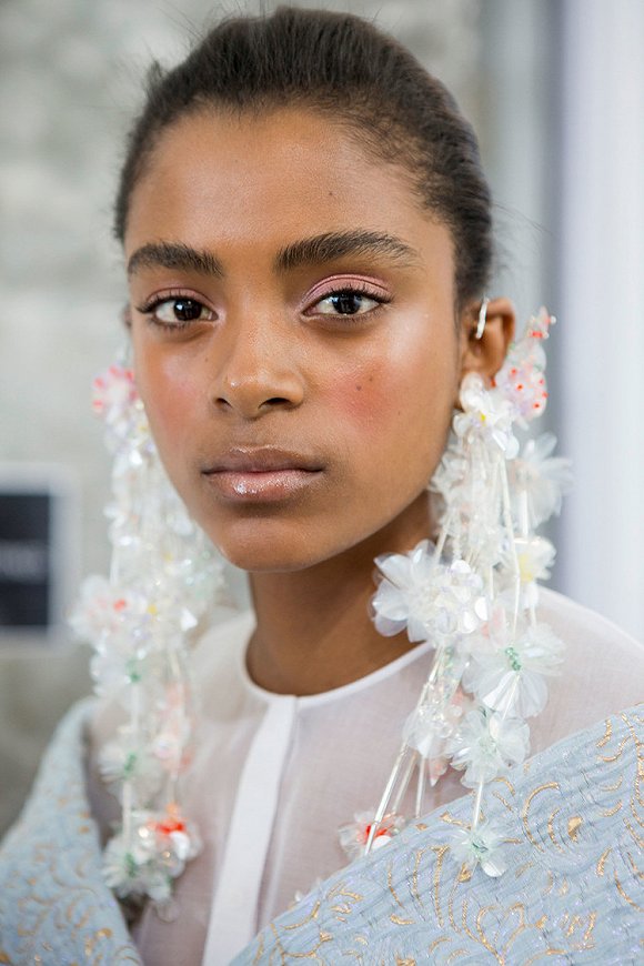 Spring to buy exaggerated large earrings