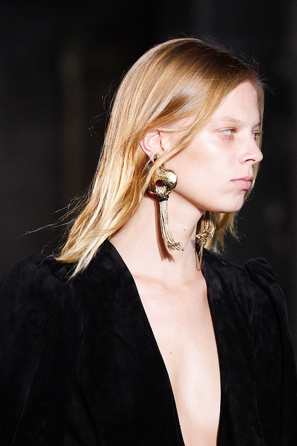 Spring to buy exaggerated large earrings