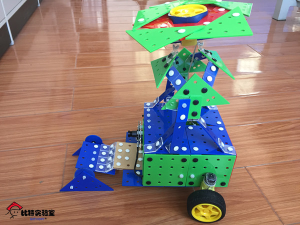 Wuhan middle school students use chips to make "all-round weather detection trolley"