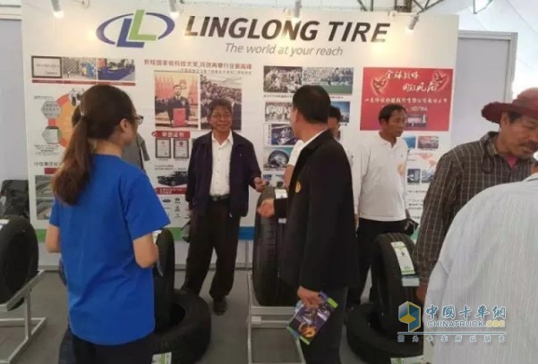 Delicate tire booth attracts a large number of people from all walks of life