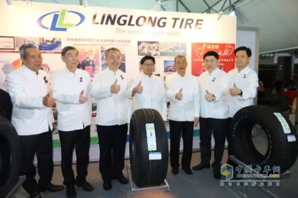 Thailand's Deputy Prime Minister Weisanou Kean (fourth from left), Thailand's former Deputy Prime Minister Pini Zalusungba (first from left), and Honorary President of the China Rubber Industry Association Fan Rende (second from left) took a photo with the exquisite booth
