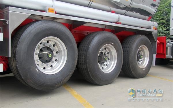 Two Michelin tires supporting Hunan Xintong Tianli Automobile new semi-trailer