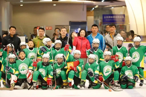 Why are these two primary school ice hockey teams being interviewed by Xi Jinping?