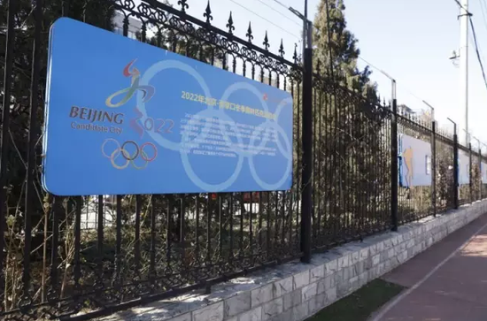 Why are these two primary school ice hockey teams being interviewed by Xi Jinping?