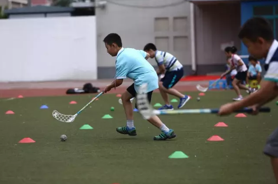 Why are these two primary school ice hockey teams being interviewed by Xi Jinping?