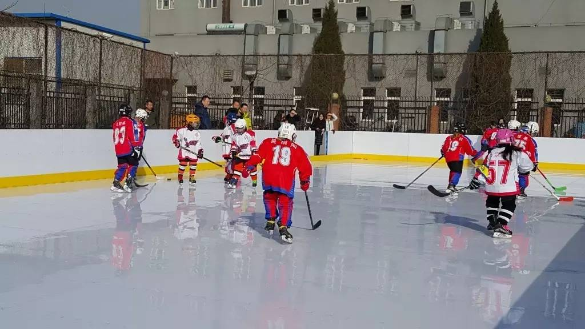 Why are these two primary school ice hockey teams being interviewed by Xi Jinping?