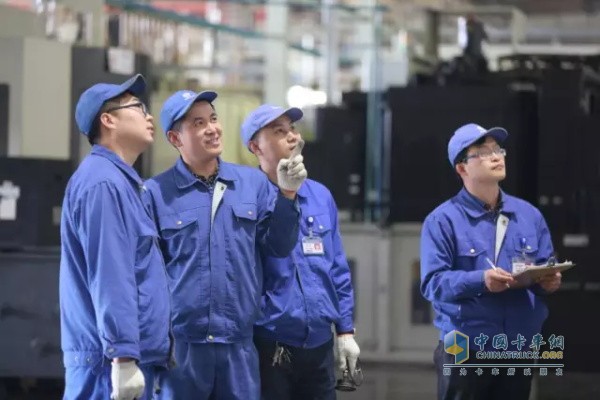 Fumin Xinglu Labor Medal Winner, Equipment Maintenance Expert Wang Shujun (second from left)