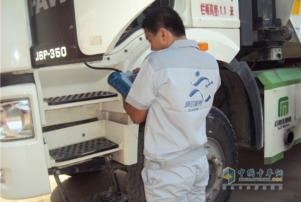 Xichai service personnel perform physical examination services for the engine