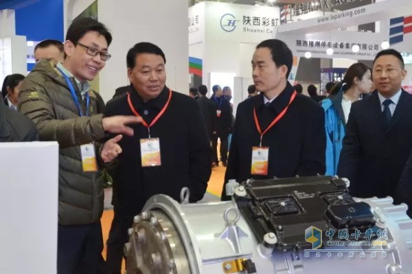 Zhang Zongke, deputy secretary-general of the People's Government of Shaanxi Province and deputy director of the Provincial Ministry of Industry and Information, led the delegation to visit the Fast booth.