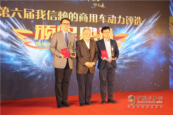 He Guangyuan (center) awarded prizes for Weichai (left) and Yuchai (right)