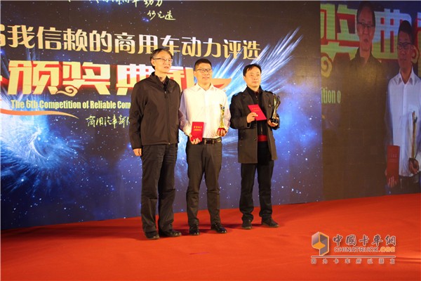 Wei Anli (left) presents awards for Jiangxi Isuzu (right) and Jianghuai Navistar (centre) corporate representatives