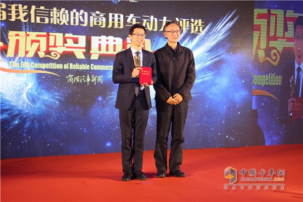 Wei Anli (right) awards the representatives of FAW Xicai (left)