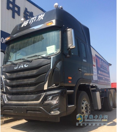 Trucks equipped with heavy-duty truck MC11 engines, Gehl 440-horsepower 6X4 trucks