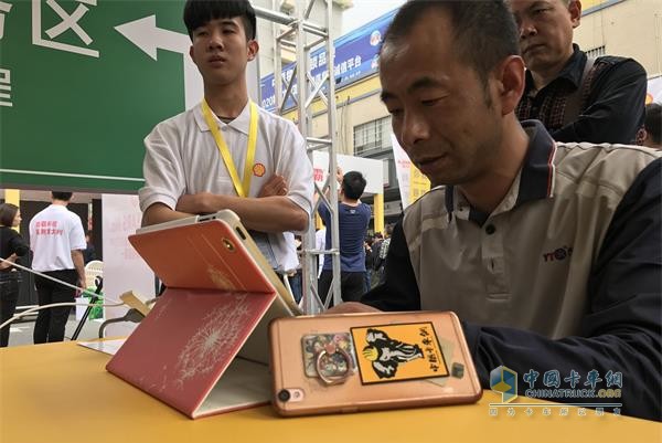 Chinese truck network card players participate in the event to experience live games