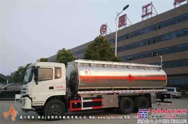 Guowu new D913 Dongfeng rear double bridge tanker