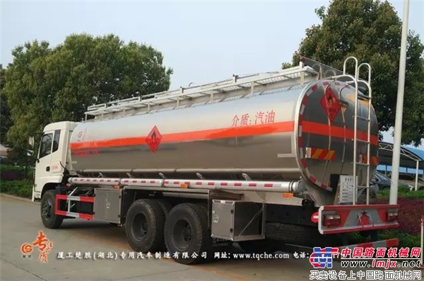 Guowu new D913 Dongfeng rear double bridge tanker