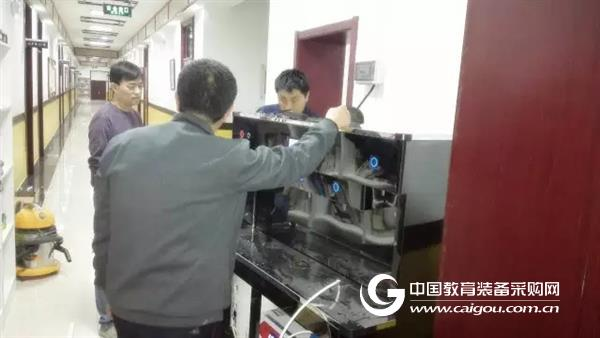 The special water drinking equipment for the campus is successfully installed in Beijing First Primary School.