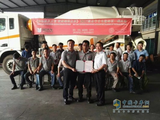 Joint Truck Trainer and Vietnam Dealer General Manager Certificate for Students