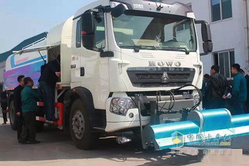 China National Heavy Duty Truck Sanitation Dust Suppression Vehicle