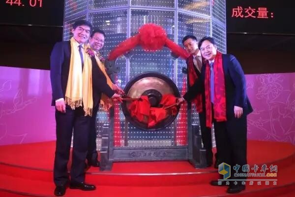 Long Jun Technology Chairman Shi Junfeng (second from left) and Vice Mayor of Nanjing Municipal People's Government Huang Wei (left one)