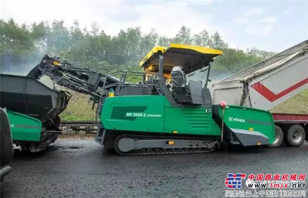 VÃ–GELE MT 3000 - 2 Standard Tracked Transporter