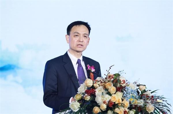 Mr. Yang Dong, Deputy General Manager of ExxonMobil (China) Investment Co., Ltd. spoke at the one million kilometer conference of China National Heavy Duty Truck Technology Products Co., Ltd.