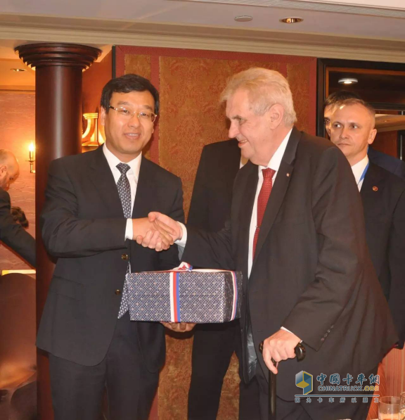 Chairman Wang Feng took a photo with Czech President Zeman