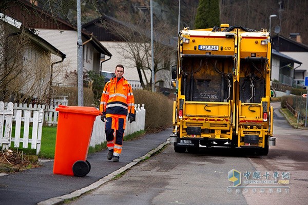 Drivers can stay next to the trash compactor device, eliminating the need to climb in and out of the cab every time they start and stop, reducing the risk of work injury