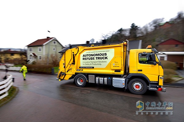 The driver walks in the direction of travel in front of the reverse truck, so he can always control the surrounding environment.