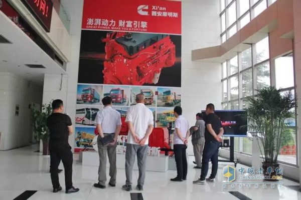 Customers at the Xikang Engine Exhibit Stop to Appreciate and Discuss