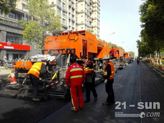 â€œå…¬è·¯åŒ»ç”Ÿâ€æ©™è‰²æœºç»„ä¸€å­—æŽ’å¼€ï¼Œå±•ç¤ºâ€œç»£èŠ±â€åŠŸå¤«