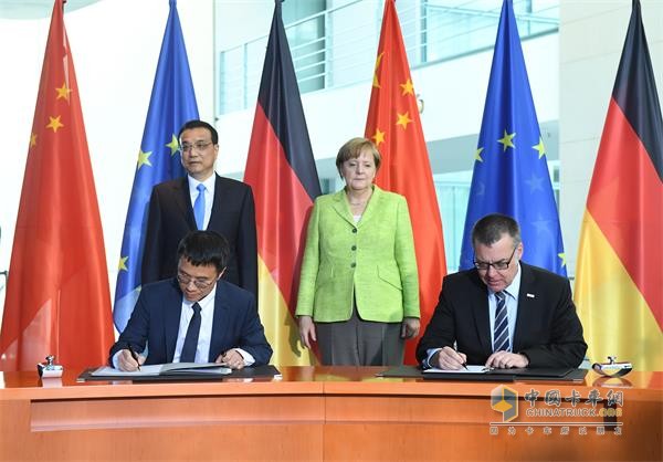 Premier Li Keqiang and German Chancellor Angela Merkel jointly witnessed the signing of a strategic cooperation framework agreement between Bosch and Baidu.