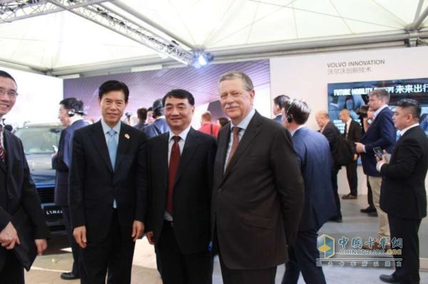 Minister of Commerce Zhong Shan (1st left), Chairman Shen Zhongrong of Zhongce (2nd left) and CEO of Bekaert (right)