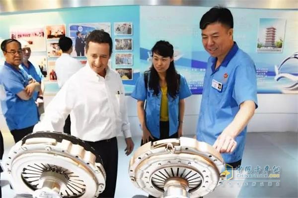 Fast chairman Yan Jianbo and Eaton representatives visited the product