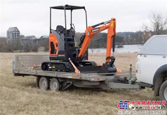 The future of small equipment | Doosan Super Mini excavator DX17z hits!