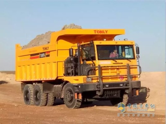 Wide body mining dump truck