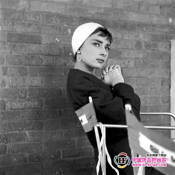 Audrey Hepburn: Her hat is a fashion hat