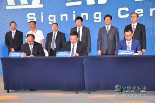 Yunnei Group General Manager Yang Yongzhong (left one) attends the signing ceremony of the three parties