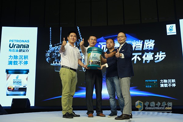 Ma Jialuo, Marketing Director of Greater China, Lubricant Oils (far right) presents the three oil truck drivers with Luyou Oil