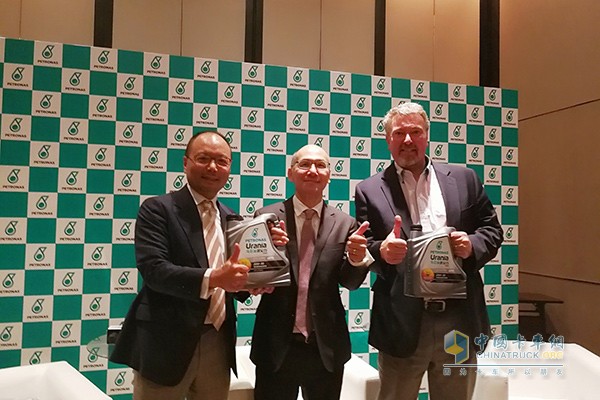 PetroChina Representative (from left to right) Mr. Chen Jiayu, Marketing Director of PetroChina Greater China, Gao Yongde, Chairman of PetroChina Lubricants Greater China, Andy Beattie