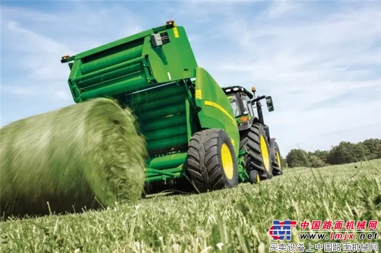 Faster and stronger baling expert - John Deere F441R round baler