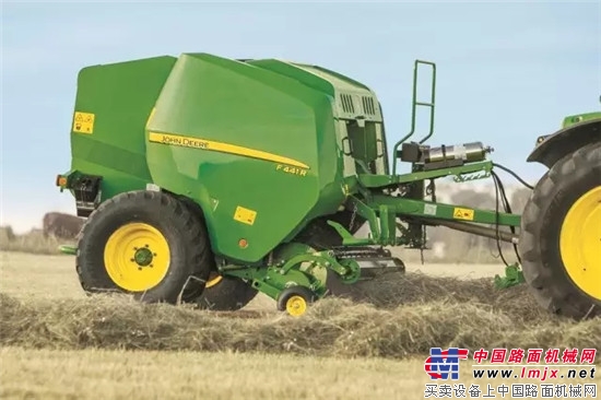 Faster and stronger baling expert - John Deere F441R round baler