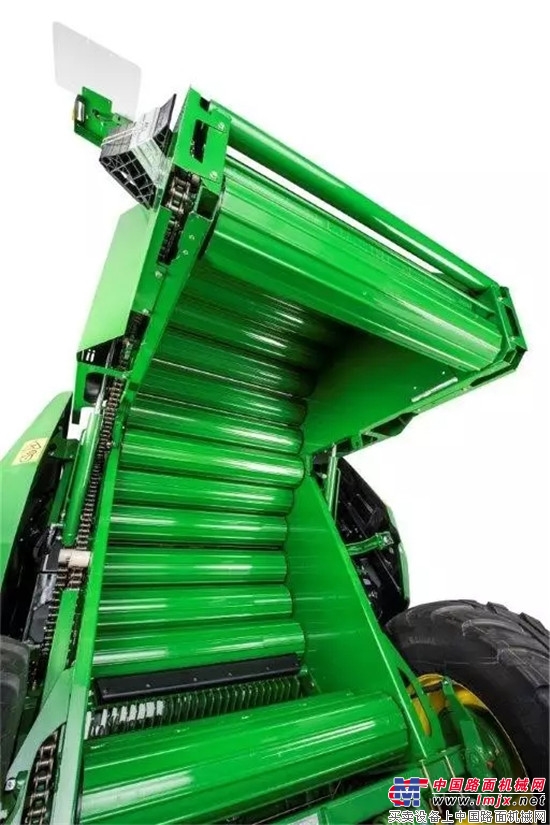 Faster and stronger baling expert - John Deere F441R round baler