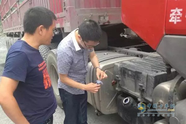 Yang Tao, general manager of Mei Feng Jialan, introduced the working principle of the SCR system to the driver's friends at the scene.