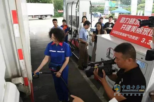 Sinopec Shanghai Diesel Exhaust Fluid Enters the Filling Station Era