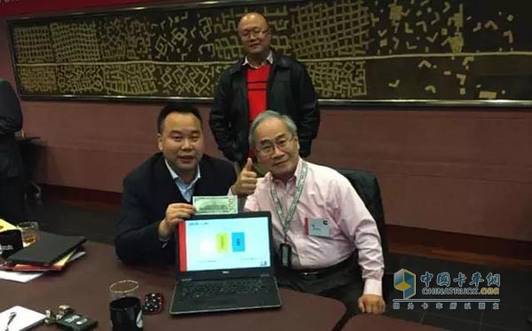 Mr. Nie Tengyun, Chairman of Yunda, and Mr. LK, Global Director of Cummins System Integration, in-depth discussion
