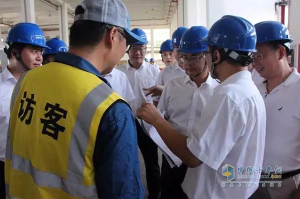 When the leaders visited the site, they expressed their interest in our latest urea products and filling equipment. Chairman Shi and General Manager Qin also gave detailed answers.